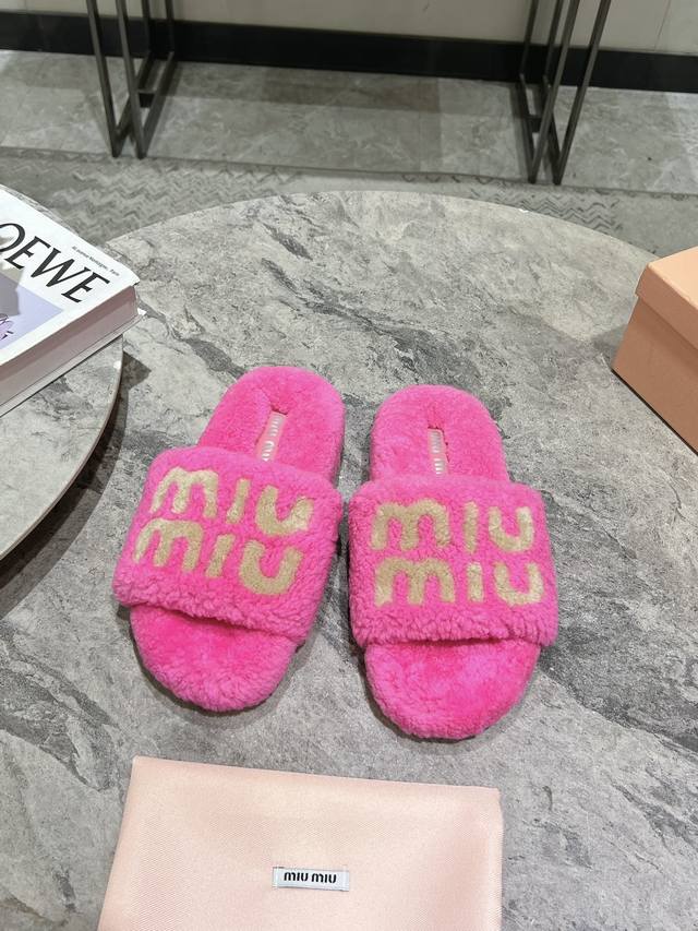 Miumiu缪缪经典秋冬字母毛毛拖鞋 这季节美鞋太多这款毛拖 真的是让我无法自拔真太可爱了～ 毛茸茸的羊毛是选用欧洲进口a级羊毛 我们做到与原版一致满鞋 全部采